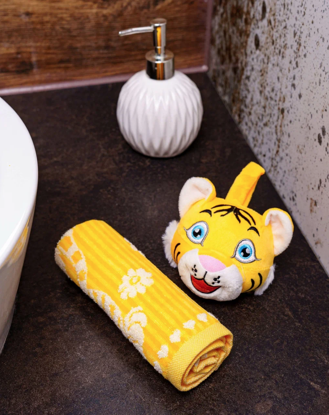 Детское полотенце для рук и лица с игрушкой тигр желтое - фотография № 5
