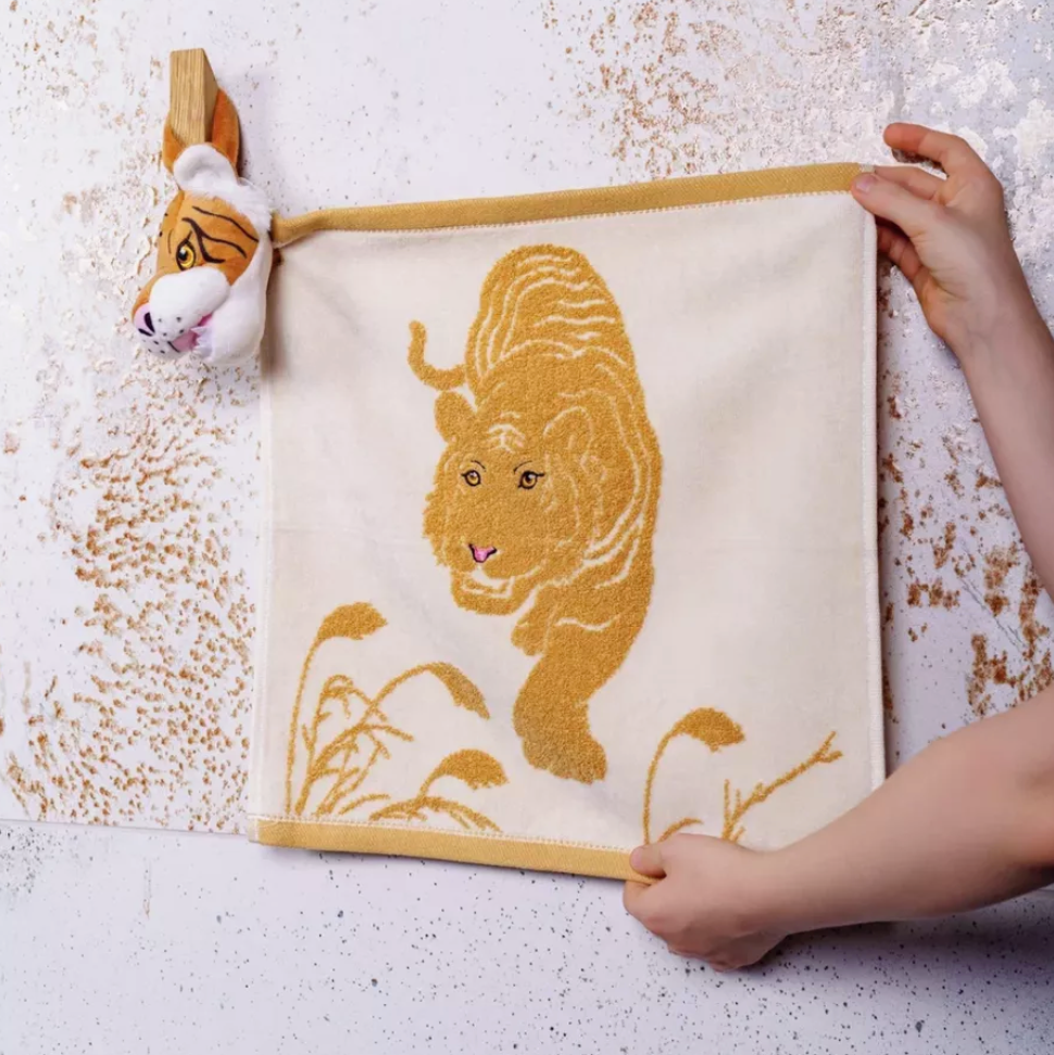 Детское полотенце для рук и лица с игрушкой тигр бежевое