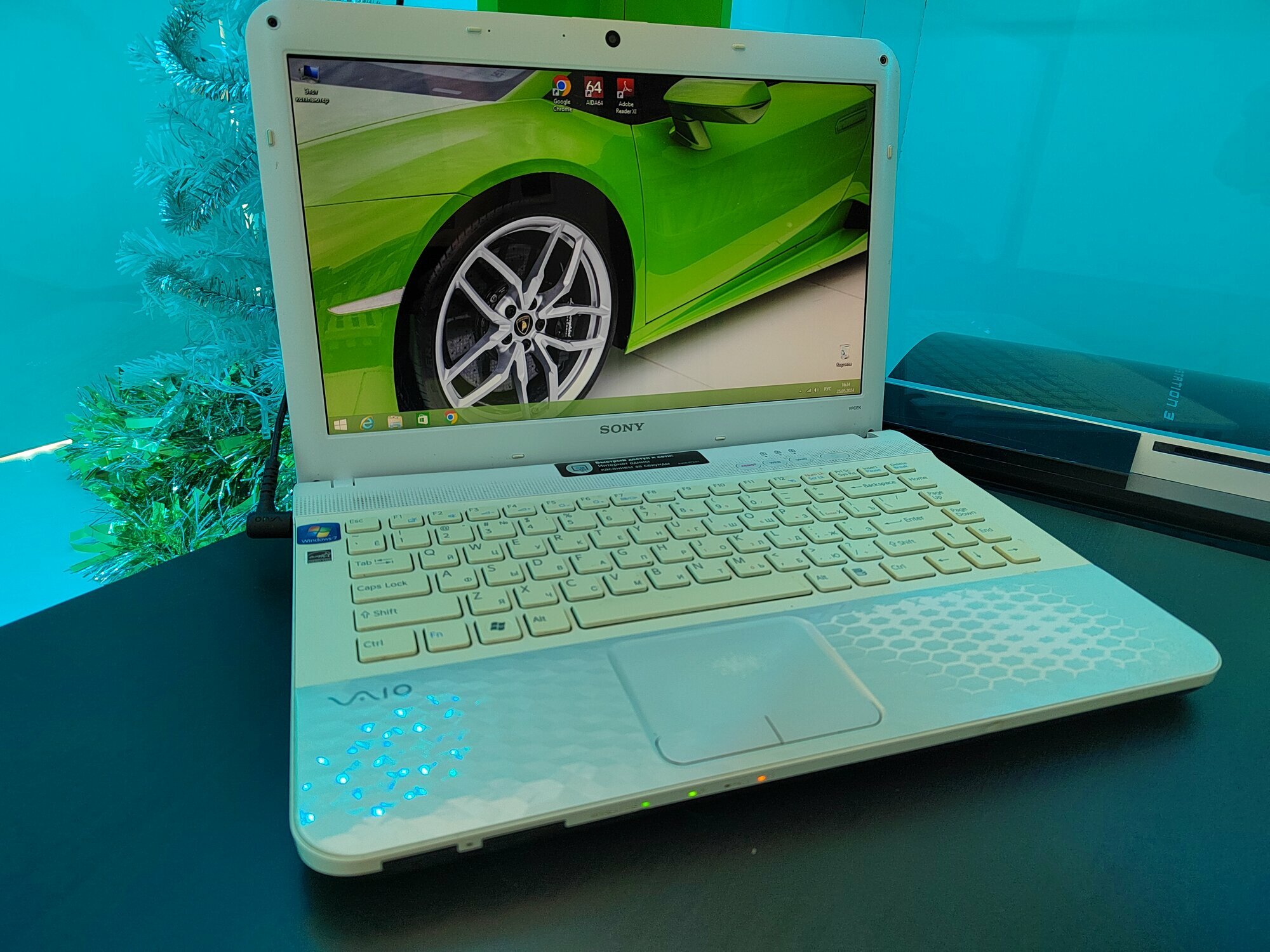 Белый ноутбук Sony Vaio для работы, интернета