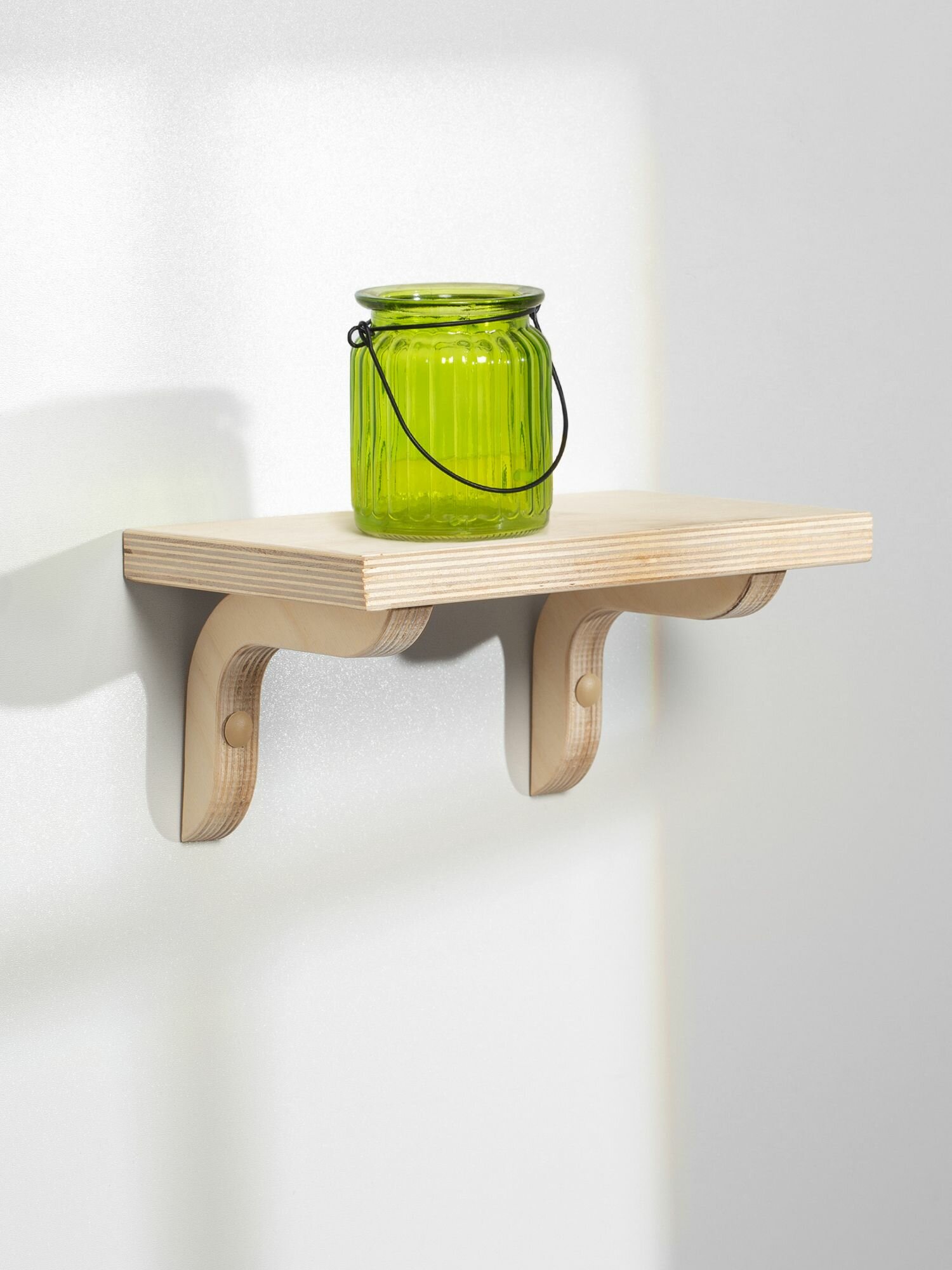 фото Полка деревянная настенная с кронштейном открытая для хранения