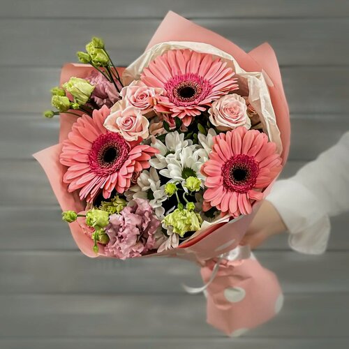 Изображение товара Букет из живых цветов гербер, лизиантусов, хризантем и роз