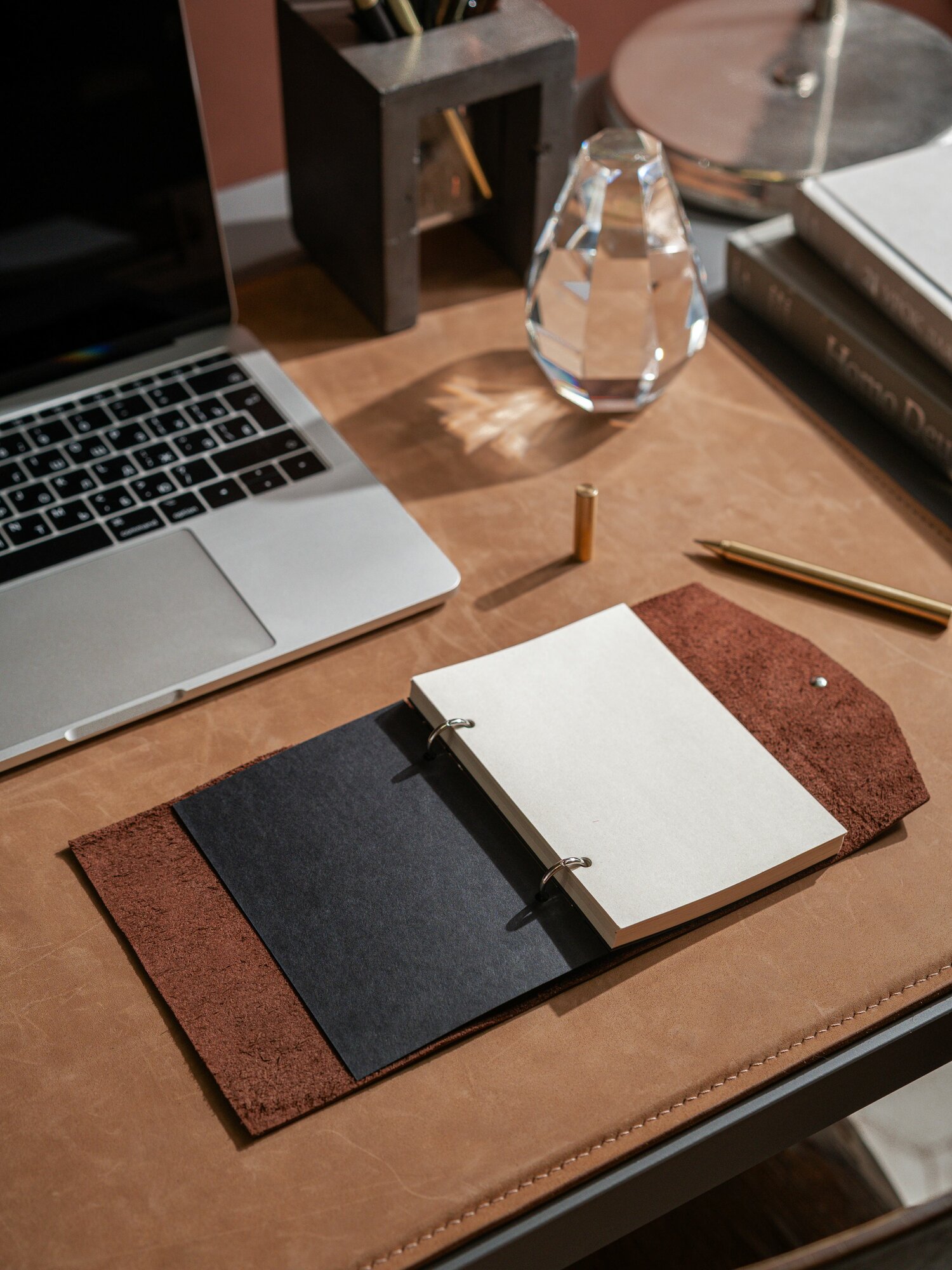 Ежедневник недатированный А6 из натуральной кожи на кольцах со сменными блоками/Карманный кожаный ежедневник — фото 1