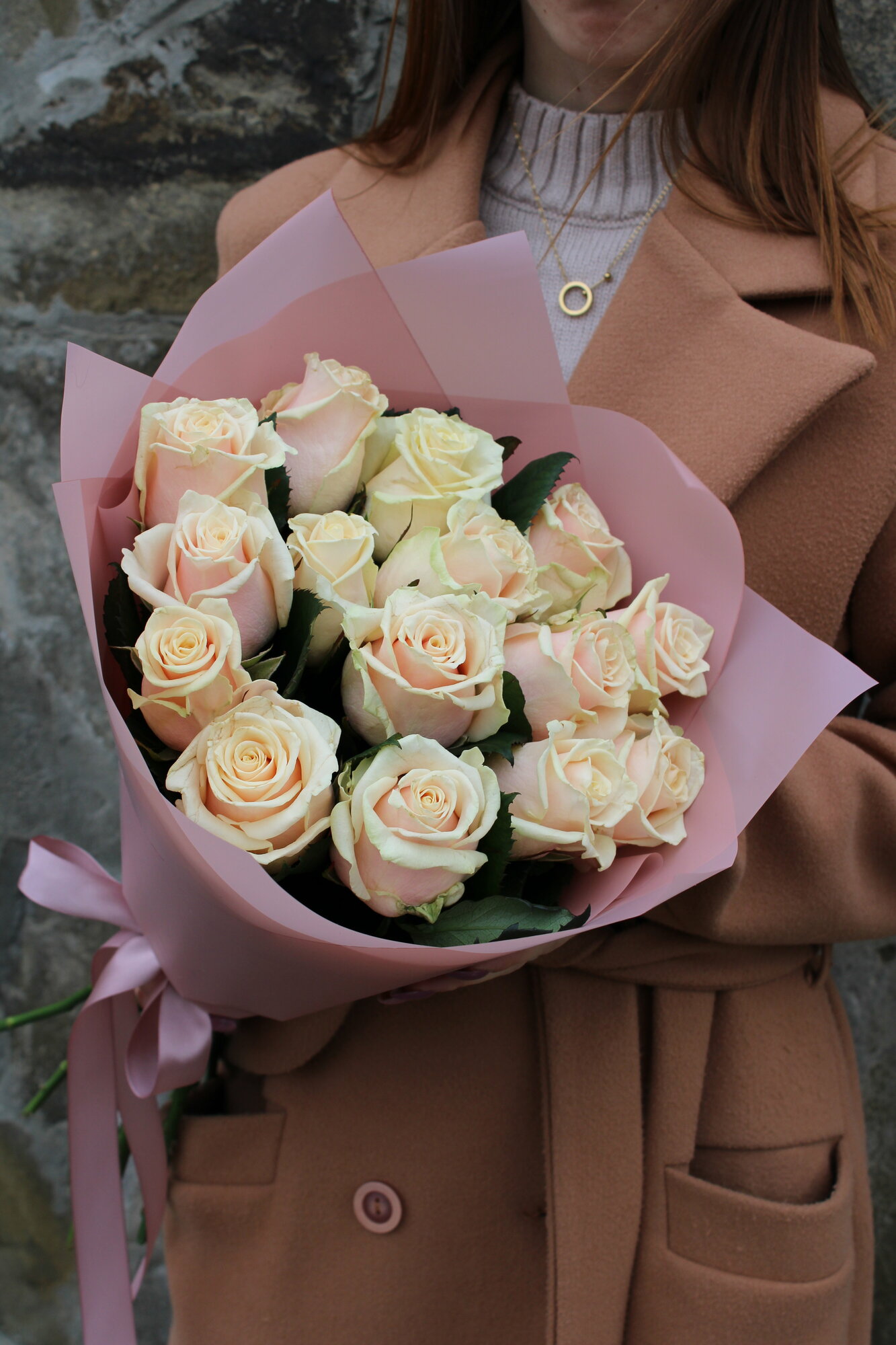 Монобукет из роз "Талея" кремовые (персиковые) розы 15 цветов высота 50см сборка на стеблях