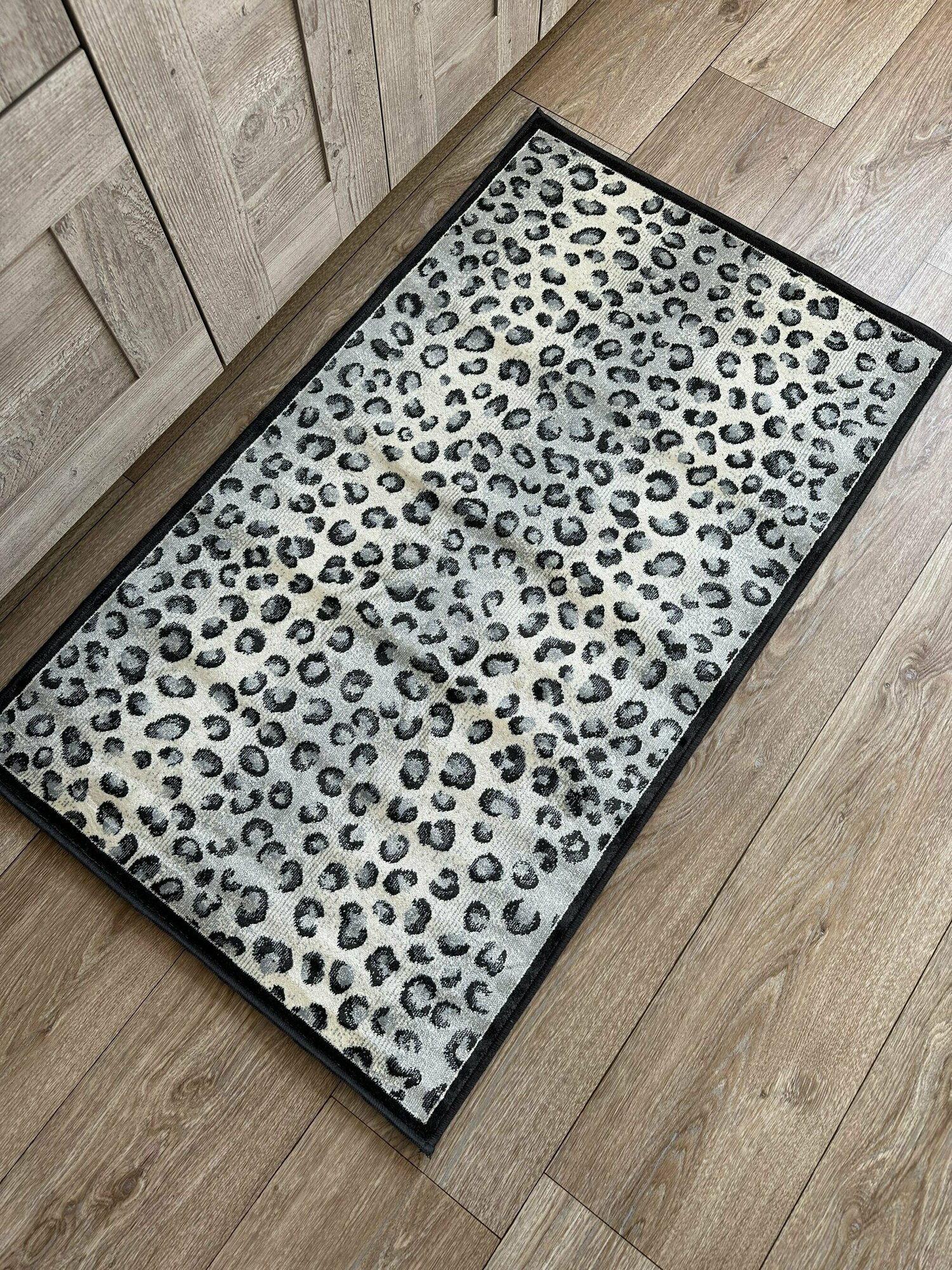 фото Ковер прикроватный 0.65х1.1 м, Matrix, Бельгийский (Ragolle) из вискозы, черный, серый, ворс 6мм.