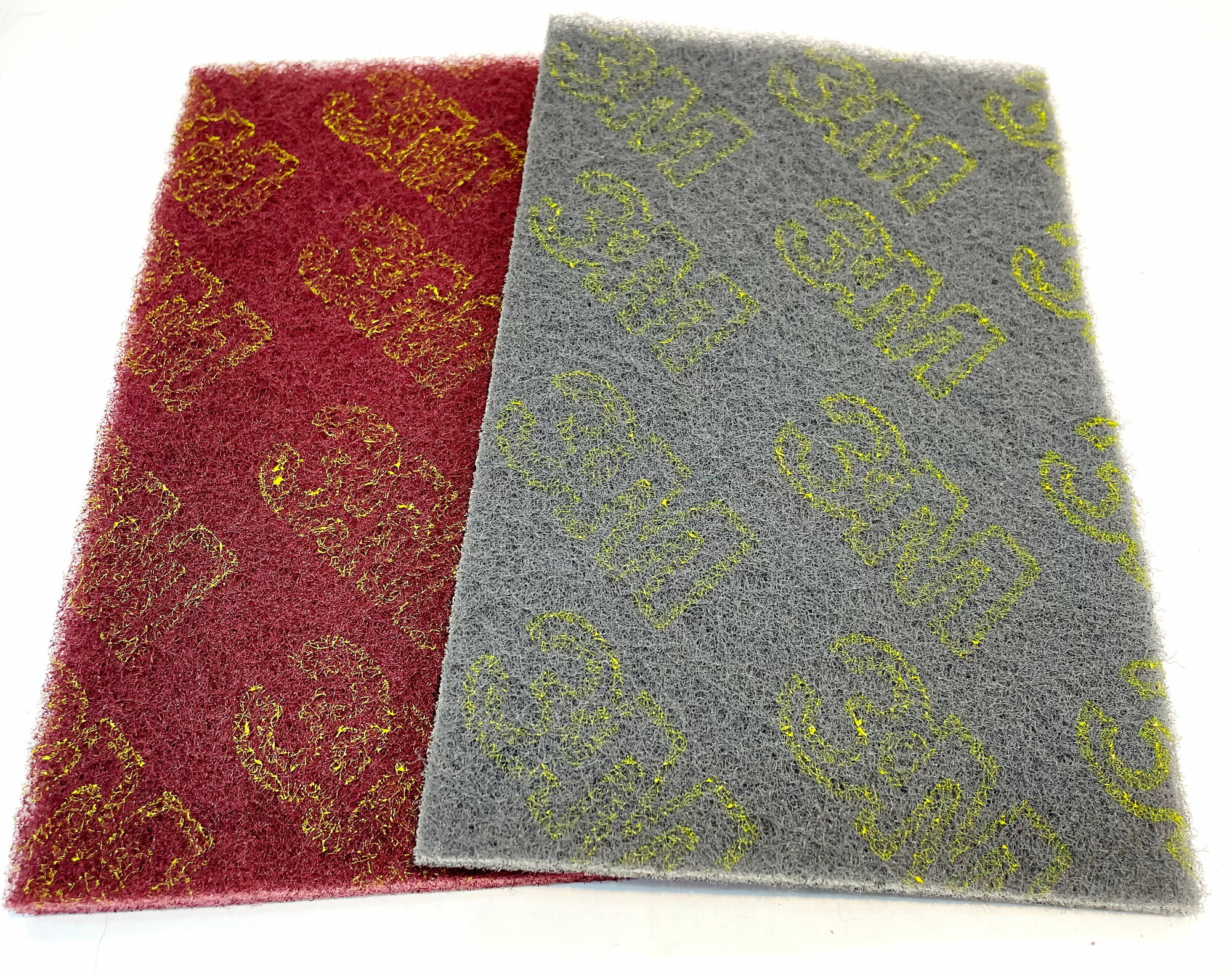 фото Шлифовальный лист 3M Scotch-Brite, скотч-брайт 3M: сверхтонкий красный 158 мм x 224 мм, 1штука и ультратонкий серый 158 мм x 224 мм, 1штука.