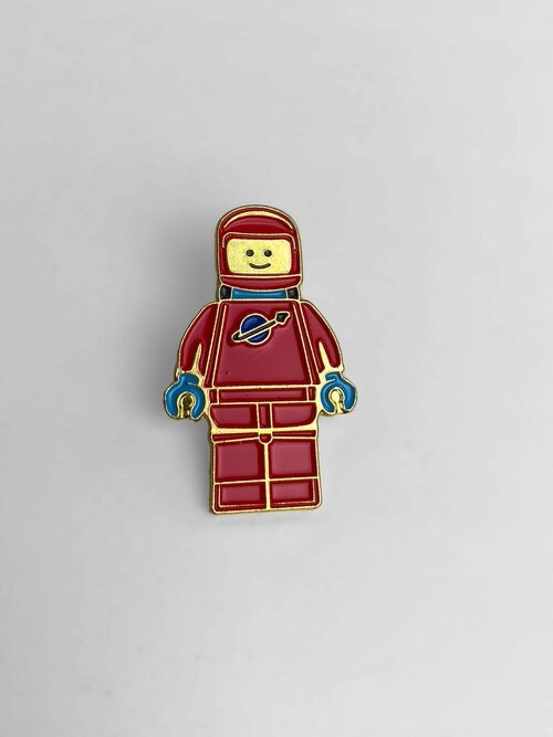 Значок LEGO человечек, Бенни в красном, золотой, красный