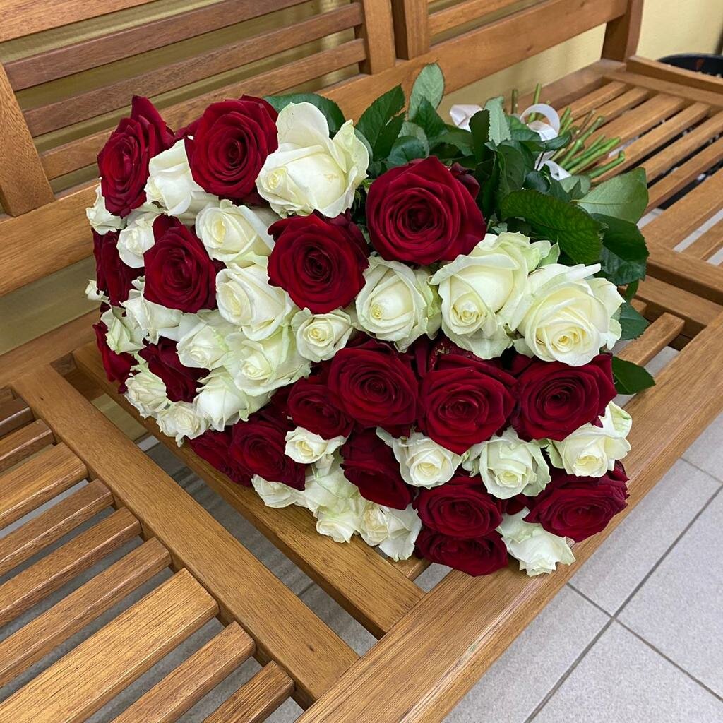 Живые цветы букет роз микс белых и красных 51 шт 60 см
