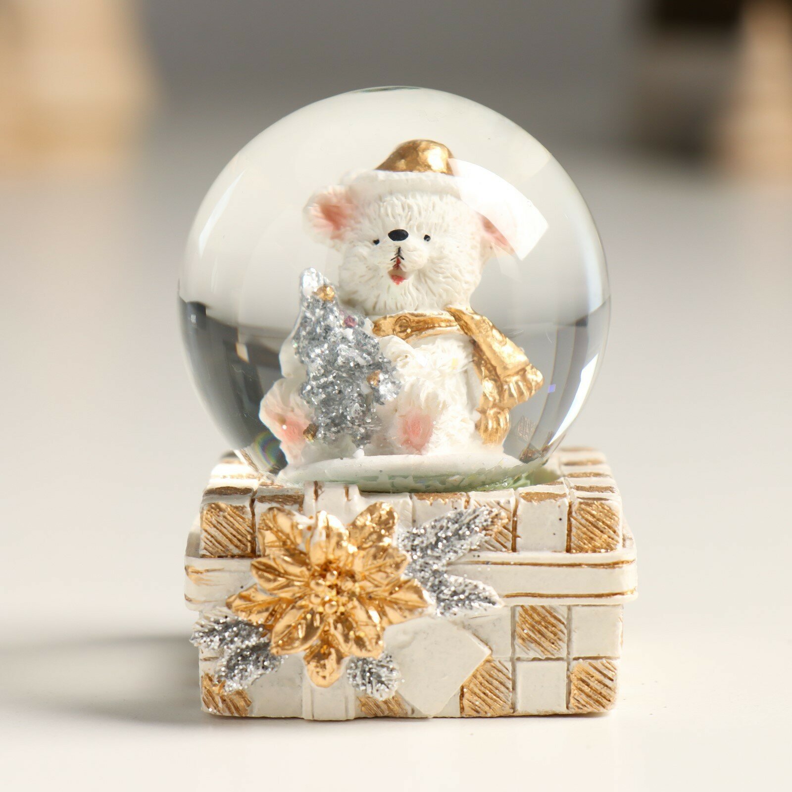 Сувенир полистоун водяной шар "Белый миша с ёлочкой в подарке" золото/серебро 4,5х4,5х6,5 см (6шт.)