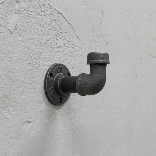 Крючок-вешалка из водопроводных труб и чугуна в прихожую в стиле лофт