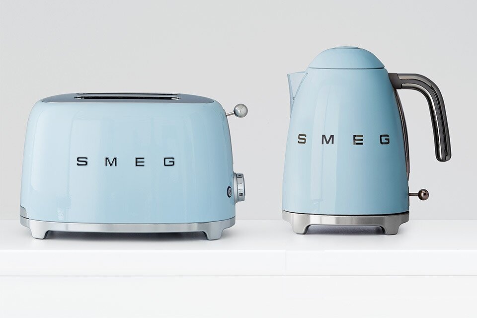 Чайник SMEG KLF03PBEU, мощность 2400 Ватт, объем 1,7 литра, функция поддержания температуры — фото 1