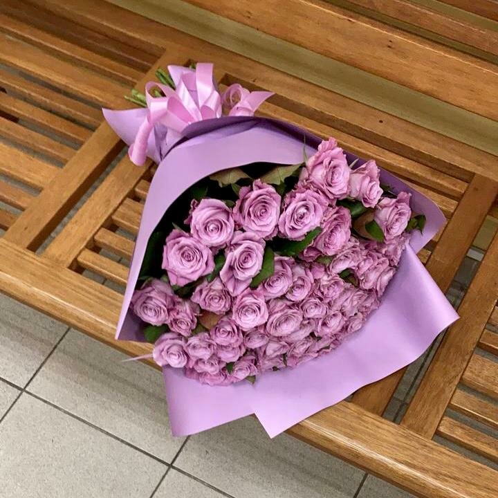 Живые цветы букет сиреневых роз 51 шт. 50 см. в стильной упаковке "О любви" сорт - Маритим