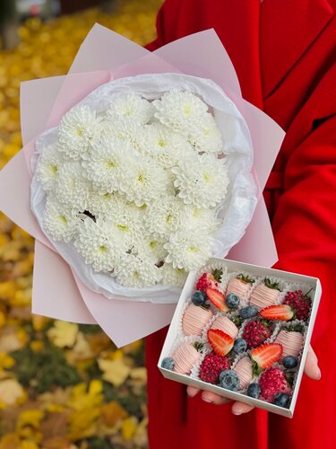 Изображение товара Букет из кустовой хризантемы 5 шт "Маршмеллоу " и клубника в шоколаде 9 -12 шт, подарок девушке