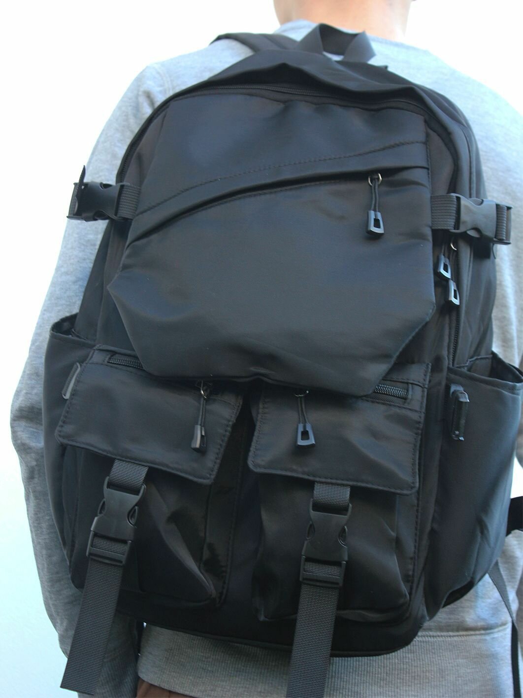 Городской рюкзак черного цвета для ноутбука мужской с множеством внешних карманов