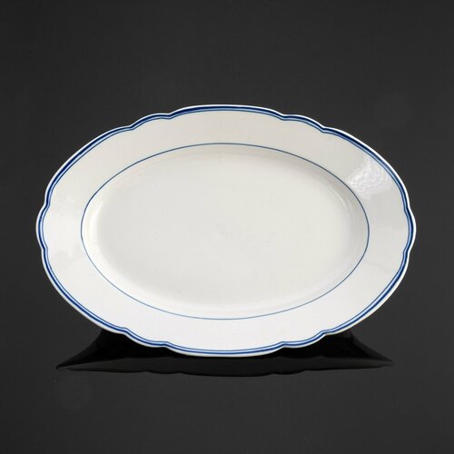 Блюдо сервировочное овальной формы с фигурным краем и каймой синего цвета
