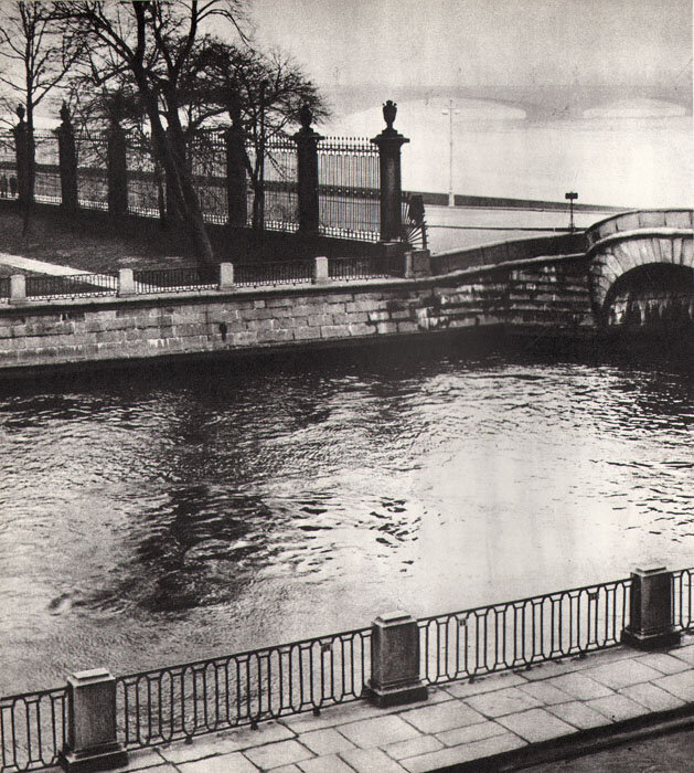 And bridges spanned the waters width/Мосты повисли над водами