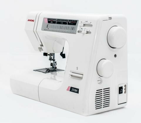 Швейная машина Janome 7518A белый