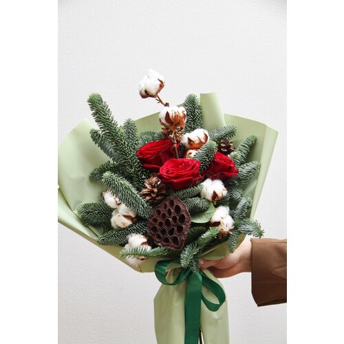 Букет хвойный Зимний комплимент, Н48 см, с красной розой и веток нобилиса, хлопка, шишек и новогодних шаров, в коробке