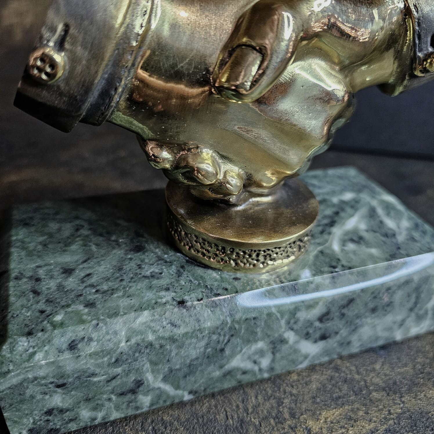 Статуэтка "Рукопожатие" среднее. Бронза, змеевик — фото 1