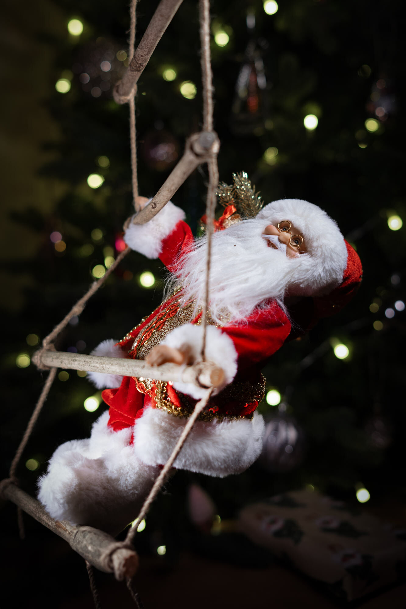 фото Фигурка Дед Мороз на лестнице, 30 см