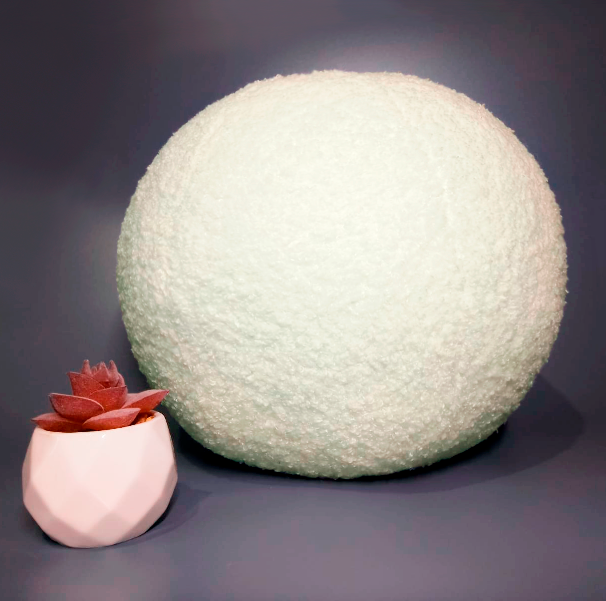 Подушка шар декоративная круглая, обхват 84 см, цвет молочный