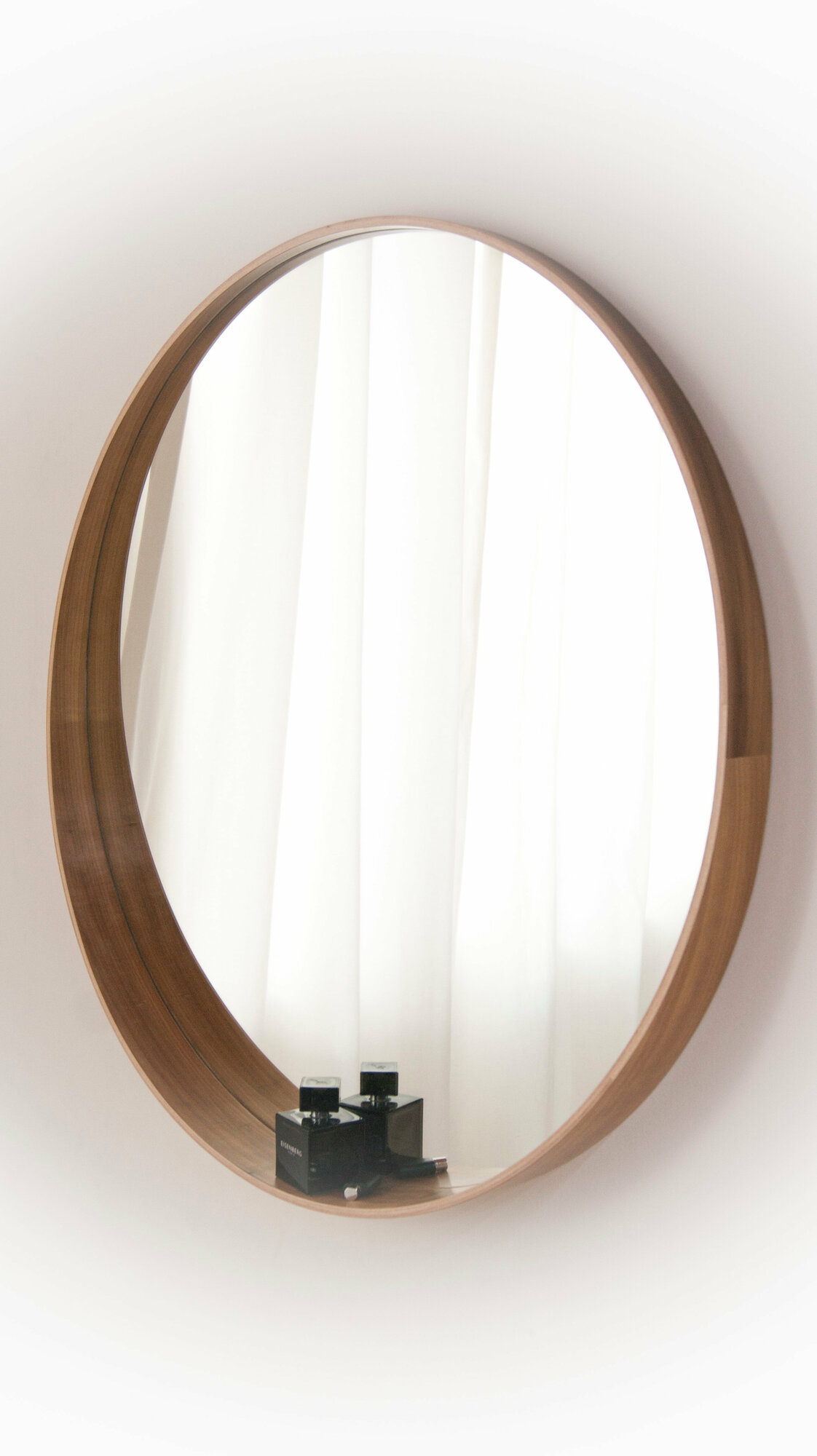 Зеркало для интерьера с полкой в деревянной раме, 90х90