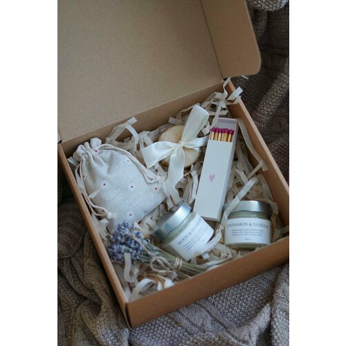 Подарочный набор с аромасаше и двумя свечами