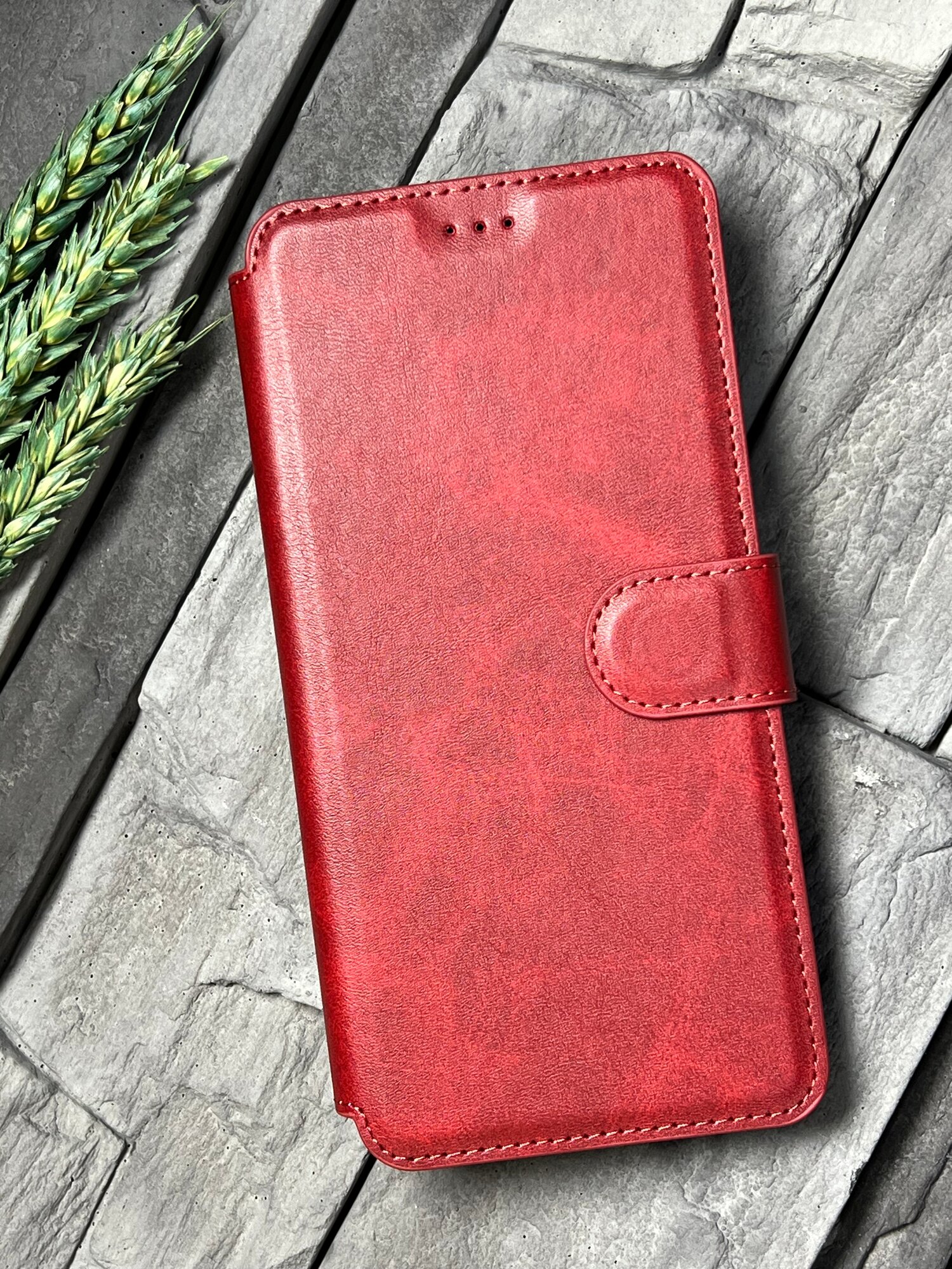Чехол книжка для Xiaomi Redmi Note 13 4G кожаный с магнитной застежкой / Редми Ноут 13 4Джи с хлястиком/ flip чехол с функцией подставки, красный