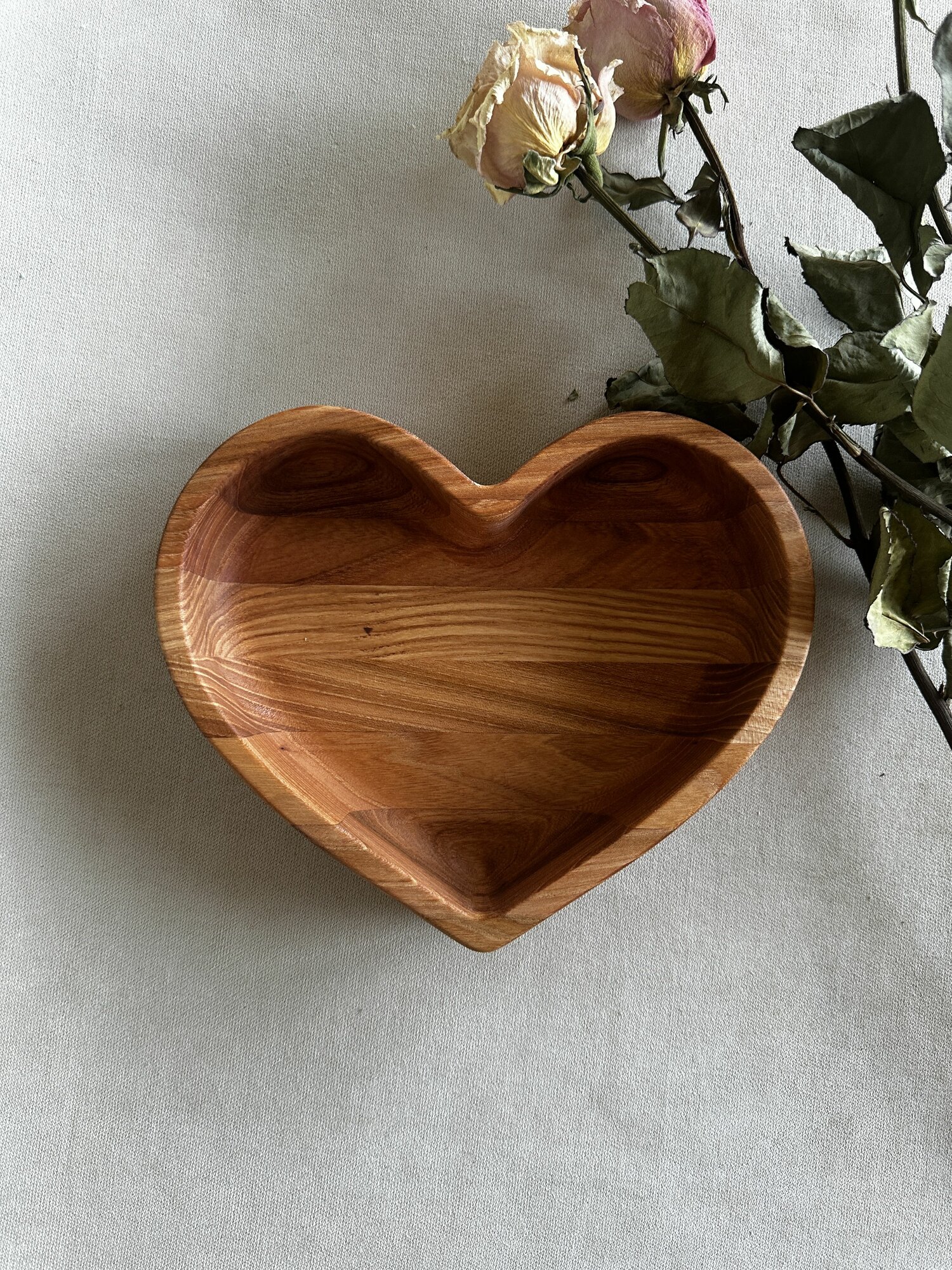 Поднос из массива карагача в форме сердца, размер XS, 21.5*17.7*4.5 см