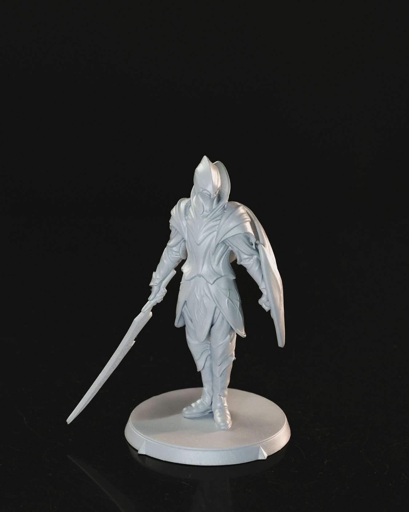 Миниатюра эльфа воина-стража с мечом и щитом для игры в DnD в масштабе 32 мм,