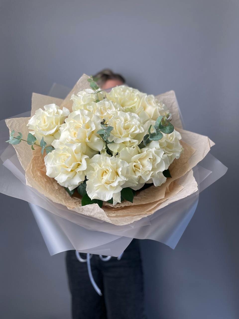 Букет из французских роз с ветками эвкалипта Di_Flowerslab 11 штук размер M 50см