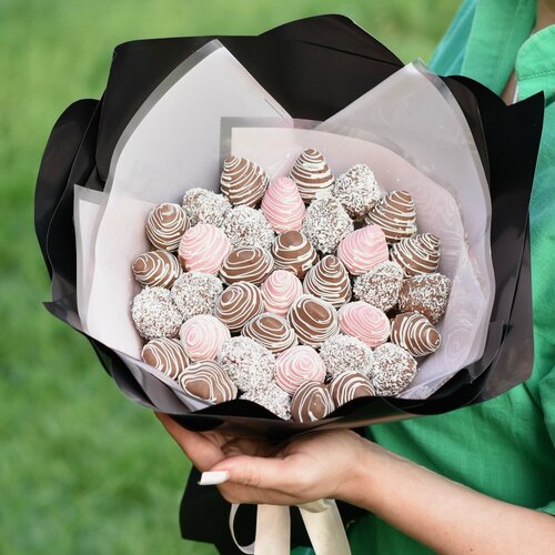 Изображение товара Букет из клубники в белом и молочном шоколаде «Candy», для любимой девушки, мамы, коллеги, сестры, жены, подруги, 24-35 шт