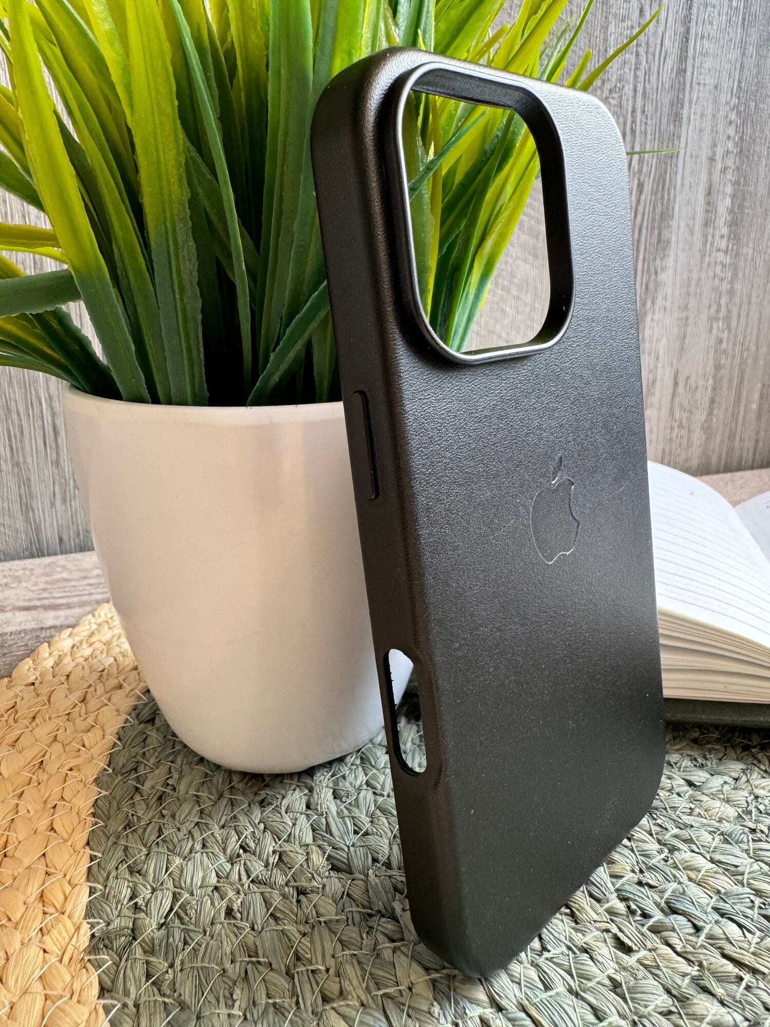 Чехол черный для IPhone 16 Pro Leather Case с функцией MagSafe и анимацией — фото 1