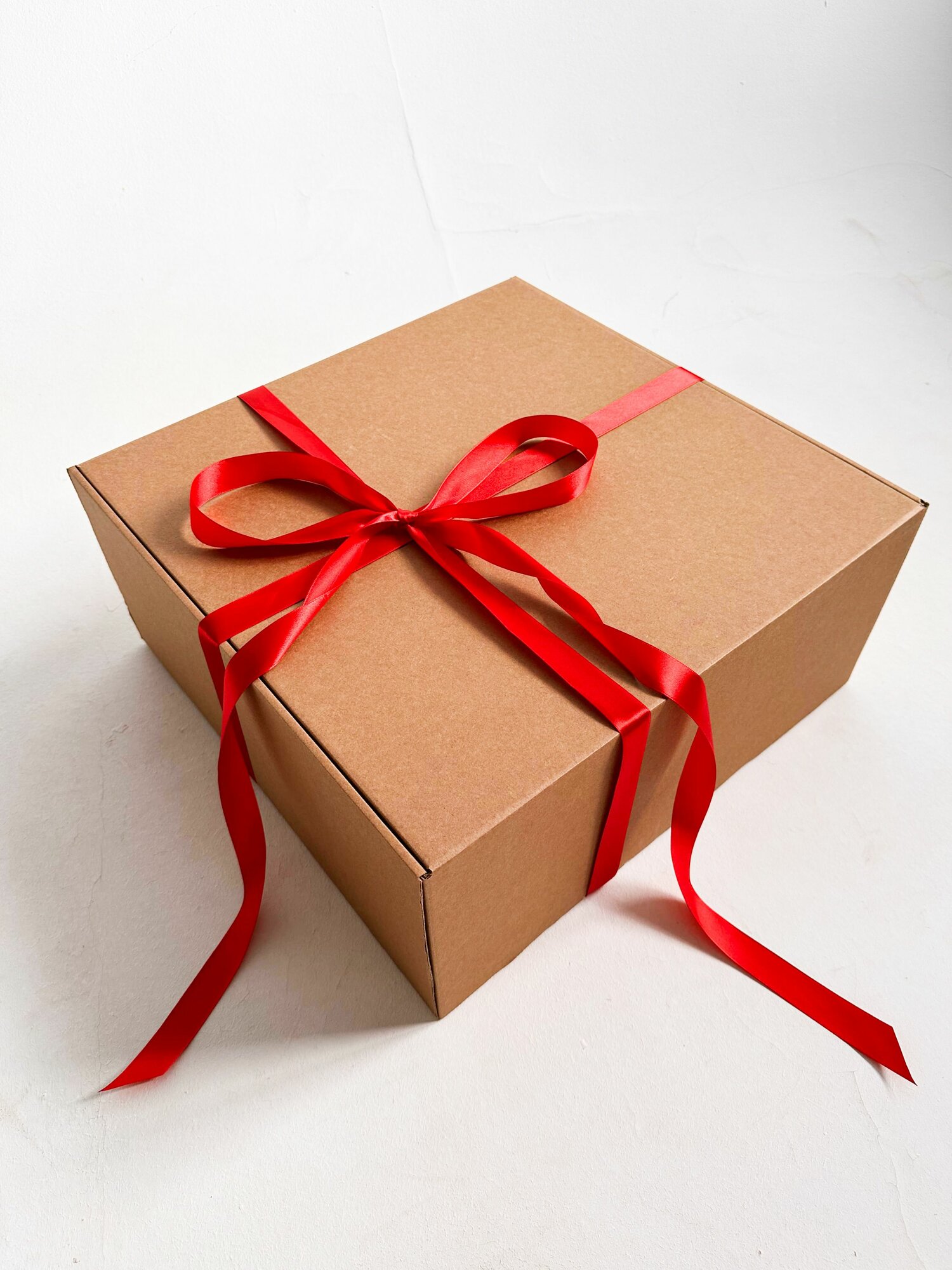 Огромная подарочная коробка GILEV 45х45х20см с красной лентой и наполнителем крафт