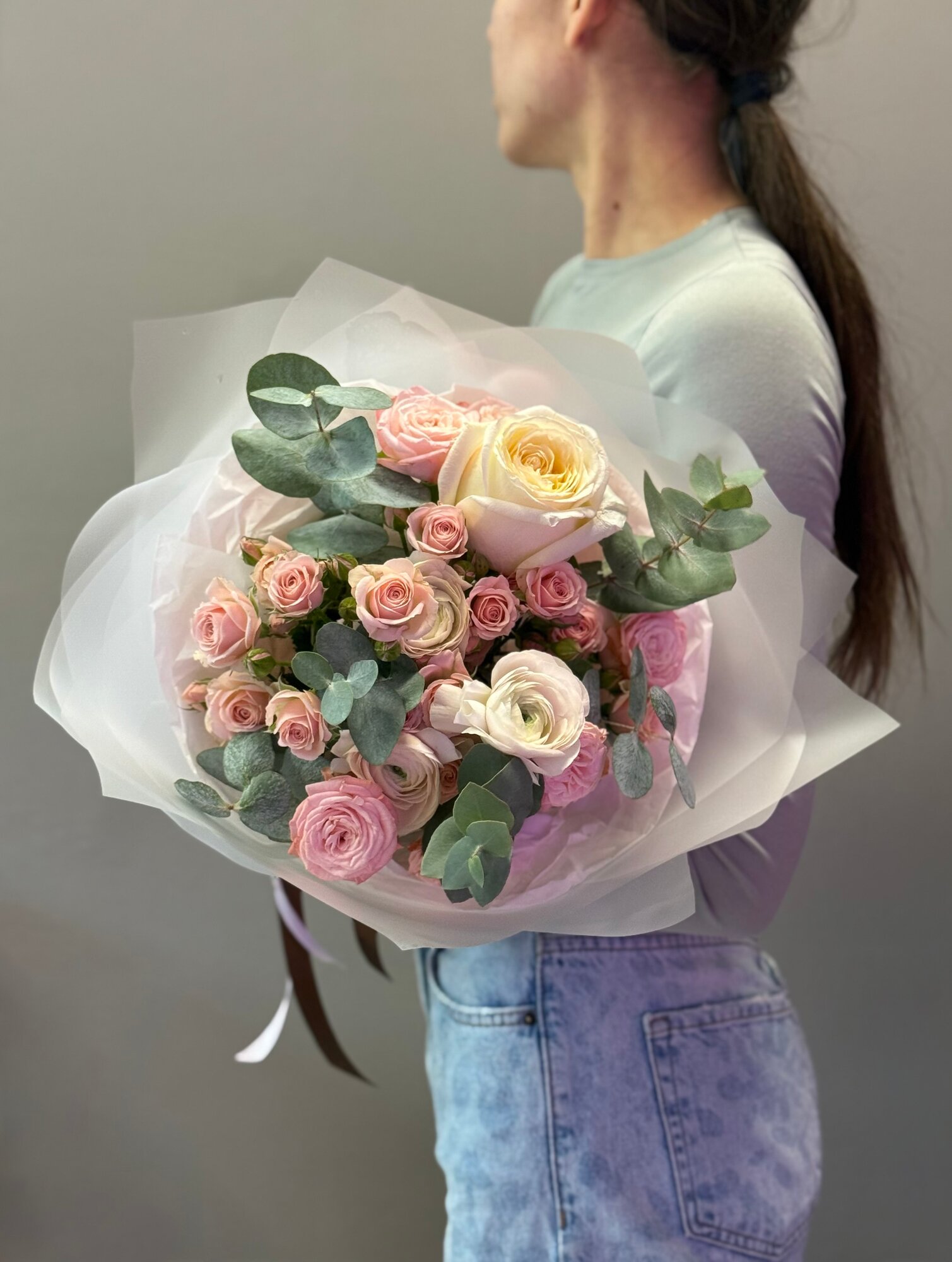 Ранункулюсы и Пионовидные розы в букете «Лютик»