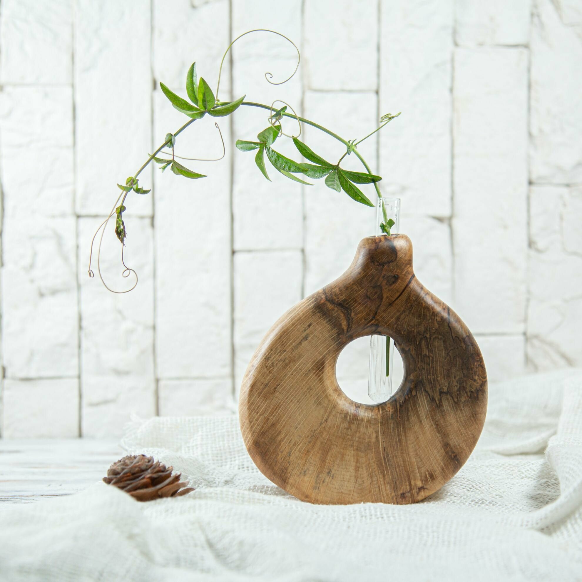 фото Ваза деревянная для живых цветов 3KEDA, из серии "На ножках", 15 см, 1 шт