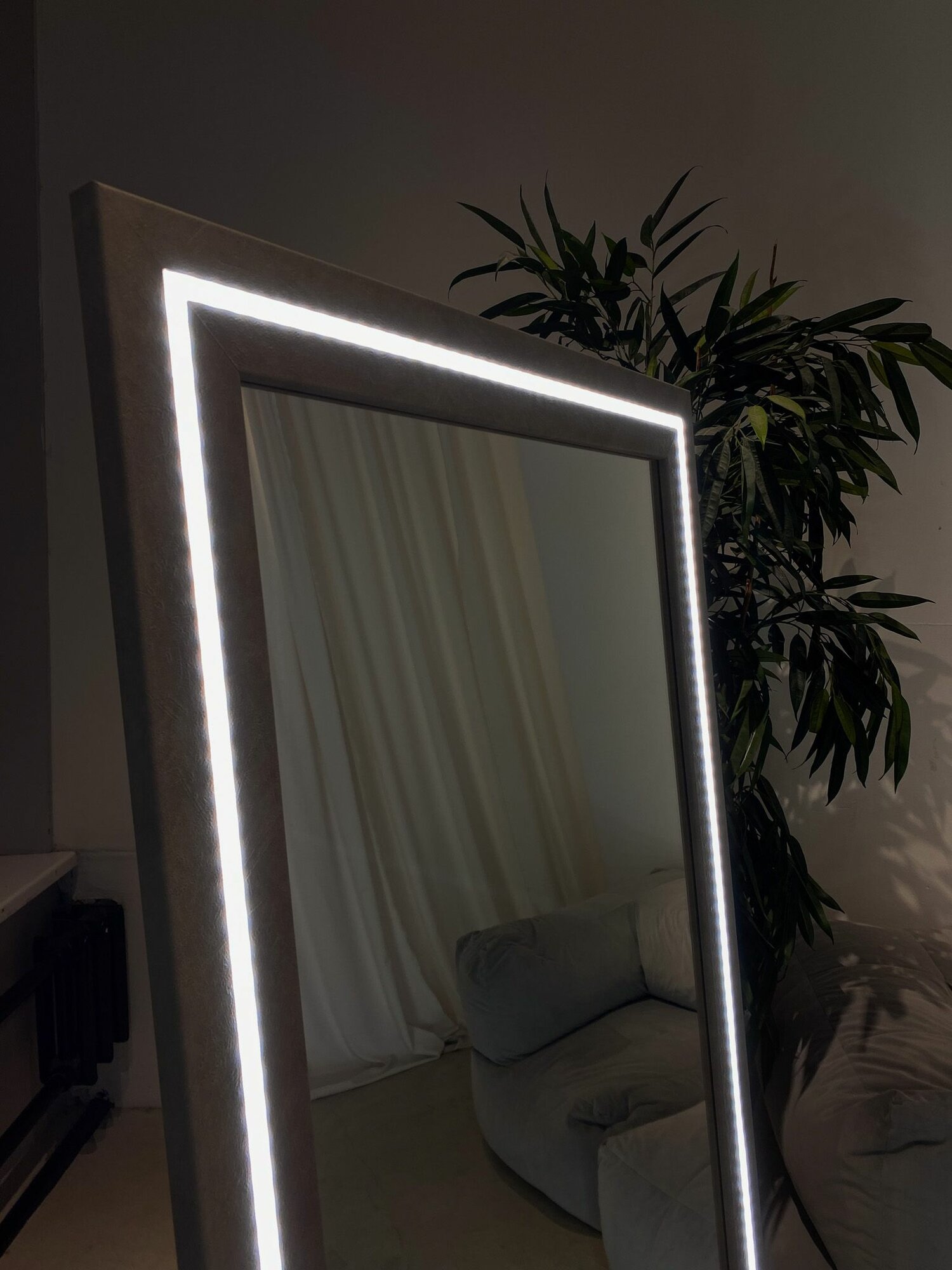 Интерьерное зеркало в полный рост 170х50 см с подсветкой. Цвет Лофт Белый. Зеркало настенное, напольное гримерное в раме - фотография № 5