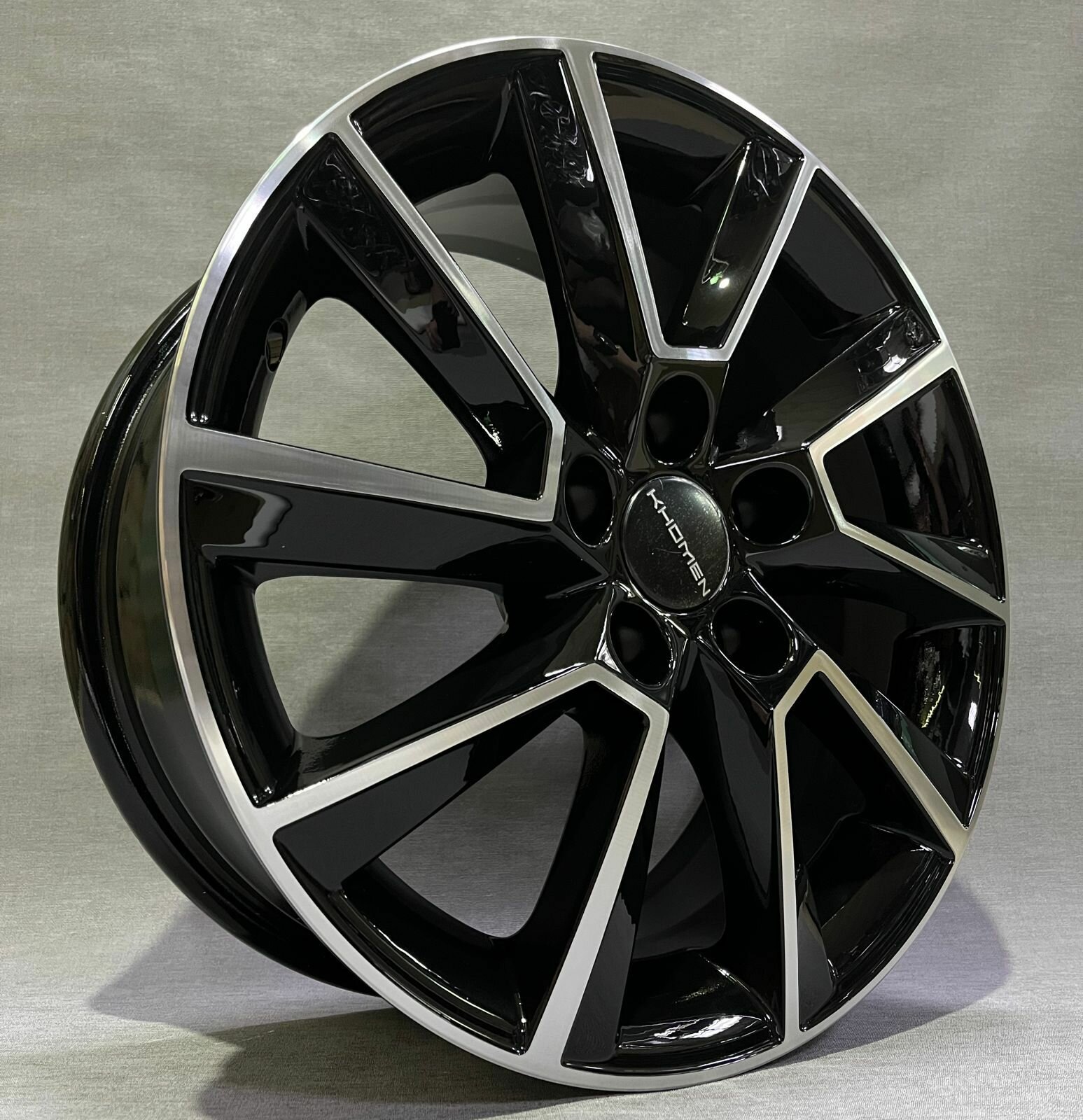 Колесный диск Khomen Wheels 6*15 pcd5*100 et38 d57.1 черный с алмазной проточкой