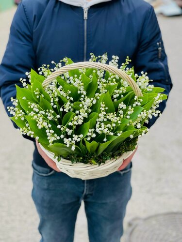Изображение товара Корзинка Rybe-Flowers, с ландышами, высота 20 см, 101 ландыш