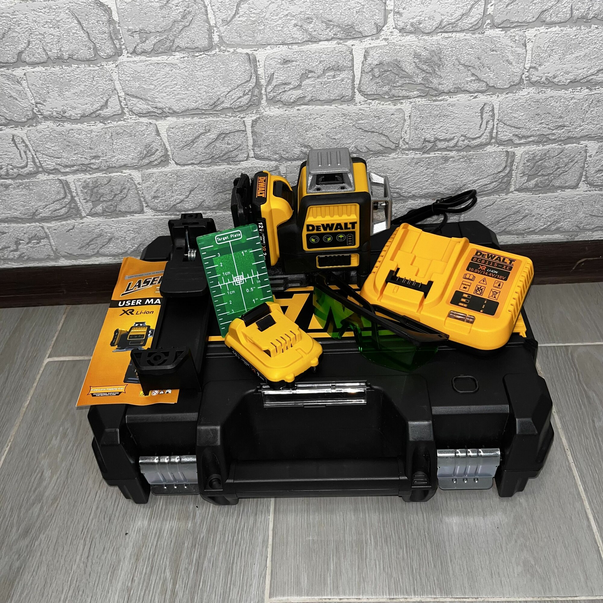 Лазерный уровень DEWALT 3D 12 зеленых линий