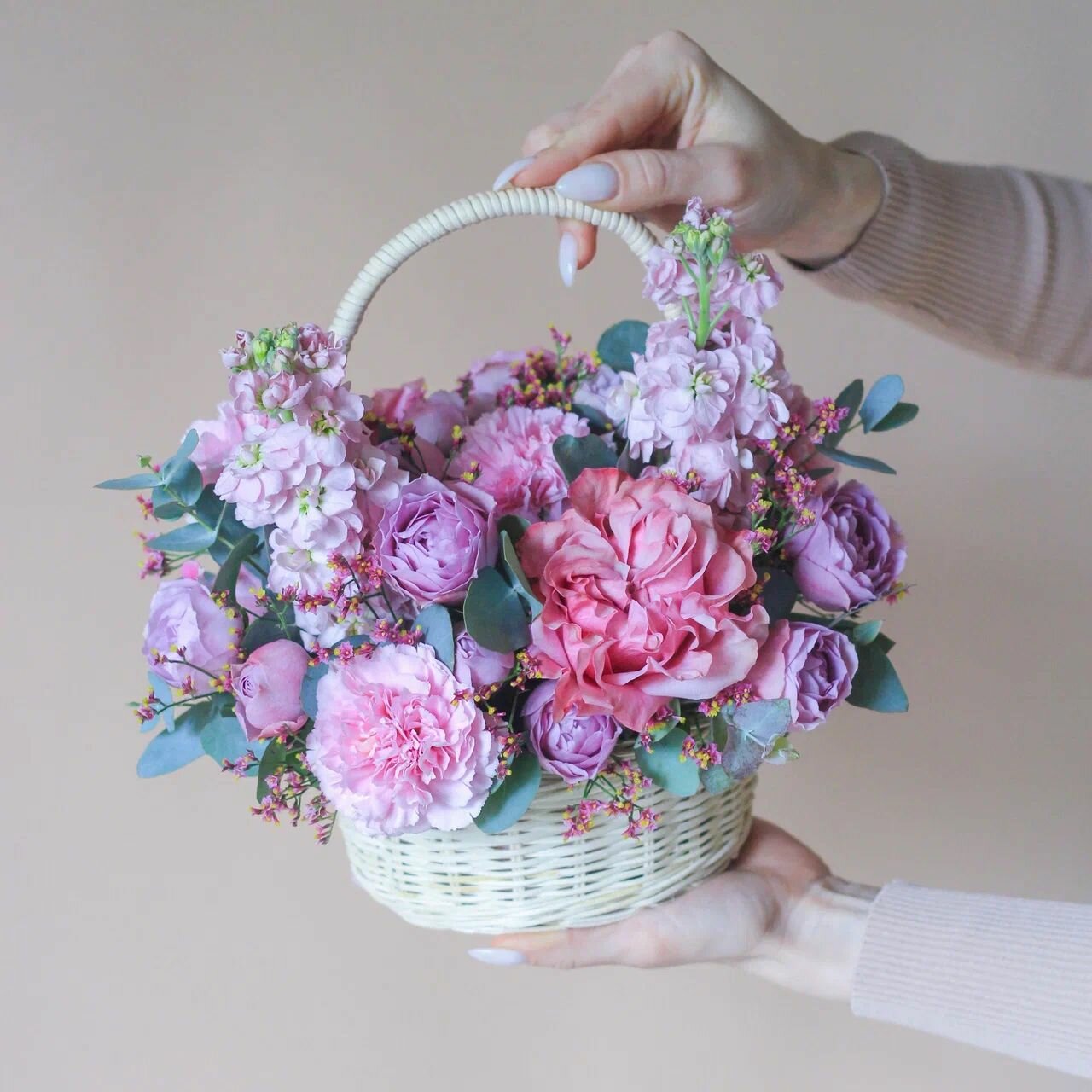 Корзина с кустовыми розами и маттиолой. Корзина 218 Flowering Palm