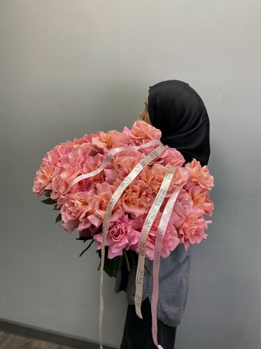 Изображение товара Букет живых цветов "Роза Французская" NURA FLOWERS, 25 роз, 50 см, авторский, на стеблях