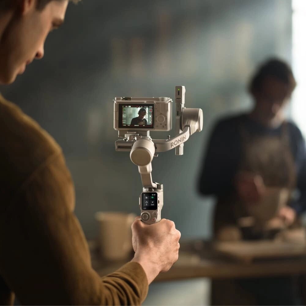 Стабилизатор DJI RS 4 Mini Combo для смартфонов и беззеркалок, нагрузка до 2кг. — фото 1