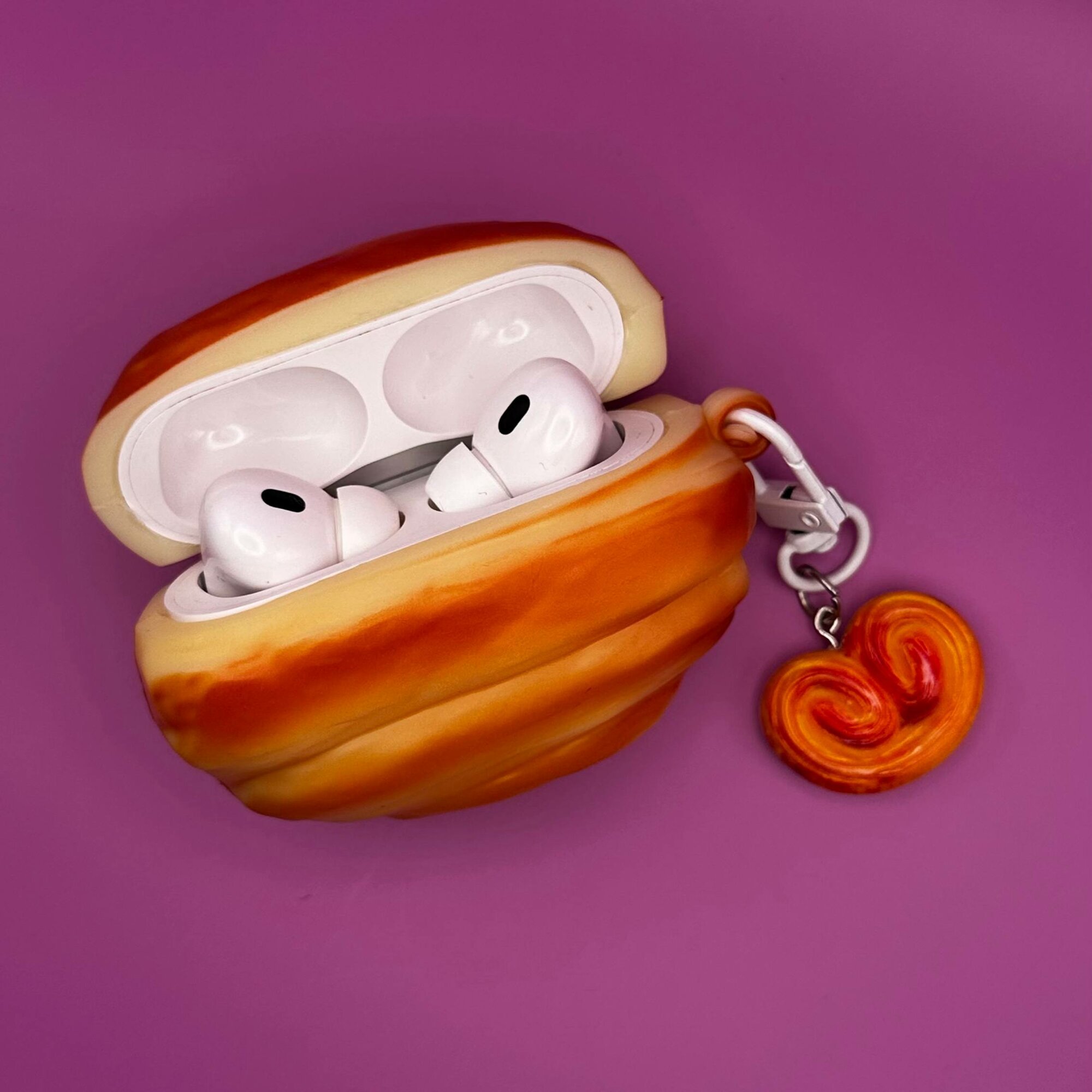 Чехол для наушников AirPods Pro/Pro2 "CROISSANT" / "круассан", силиконовый, оранжево-коричневый цвет — фото 1