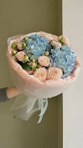 Изображение товара Букет из кустовых роз и гортензии в стильной нежной упаковке