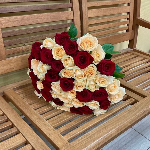 Изображение товара Живые цветы букет роз микс 51 шт. 50 см, кремовый и красный, сорта - "Пич Аваланж", "Ред Наоми", Rurose
