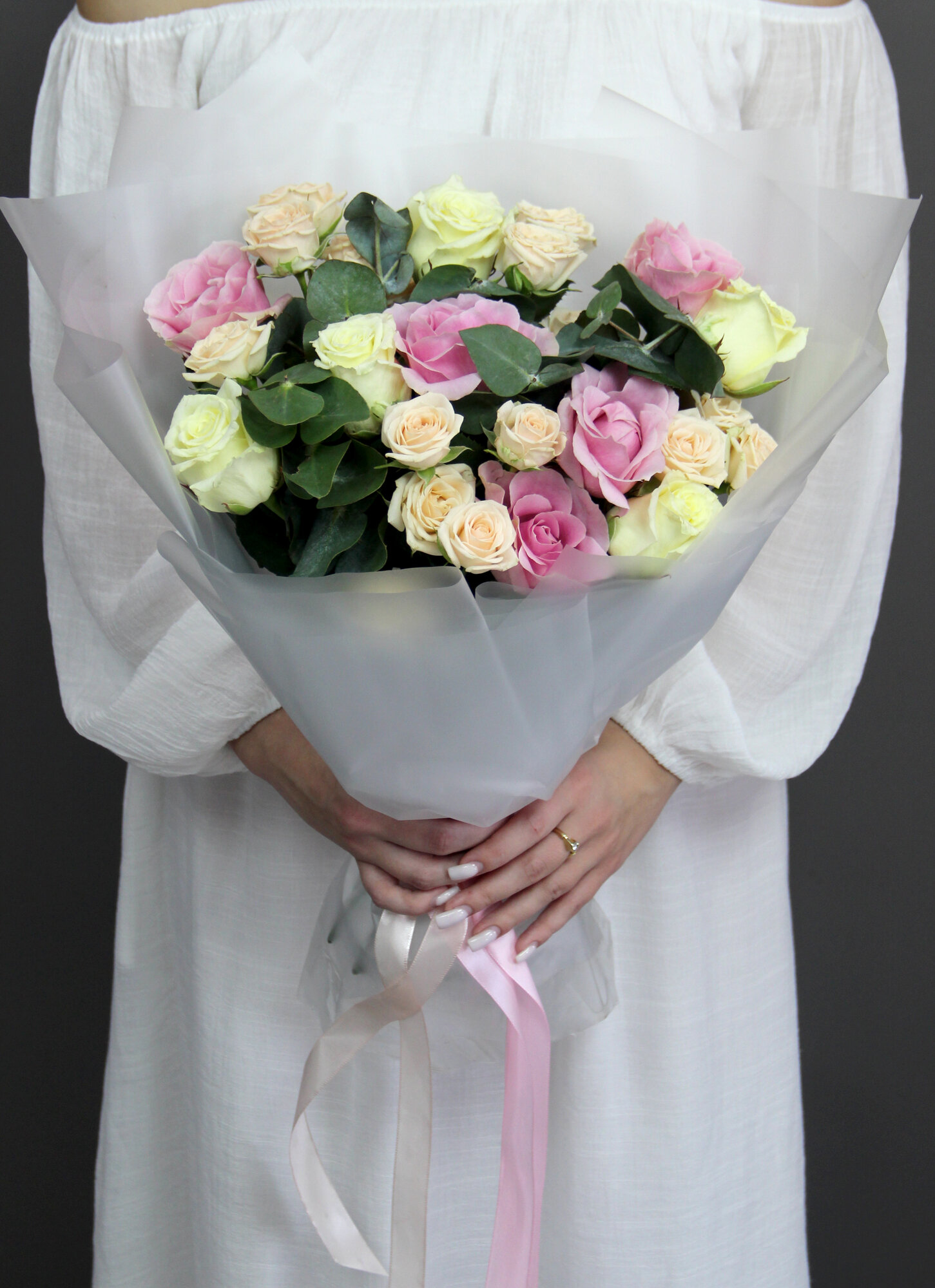 Букет цветов из 4-и кустовых роз,5-и розовых роз,5-и белых роз и эвкалипта "Краски" в упаковке 52 см — фото 1