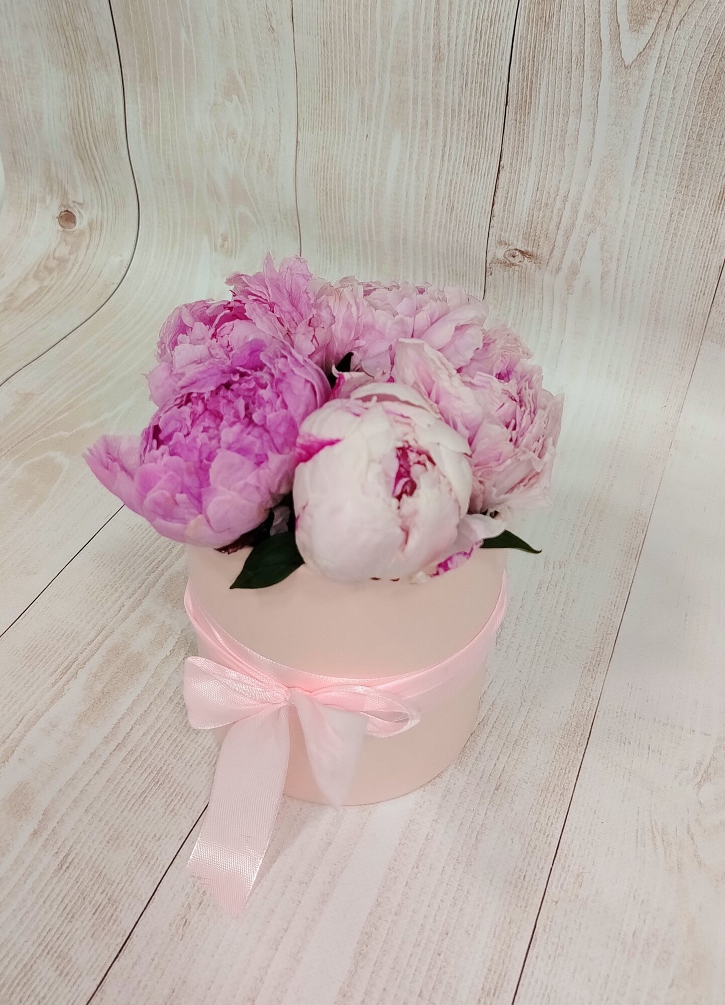 Композиция из 5 пионов в коробке