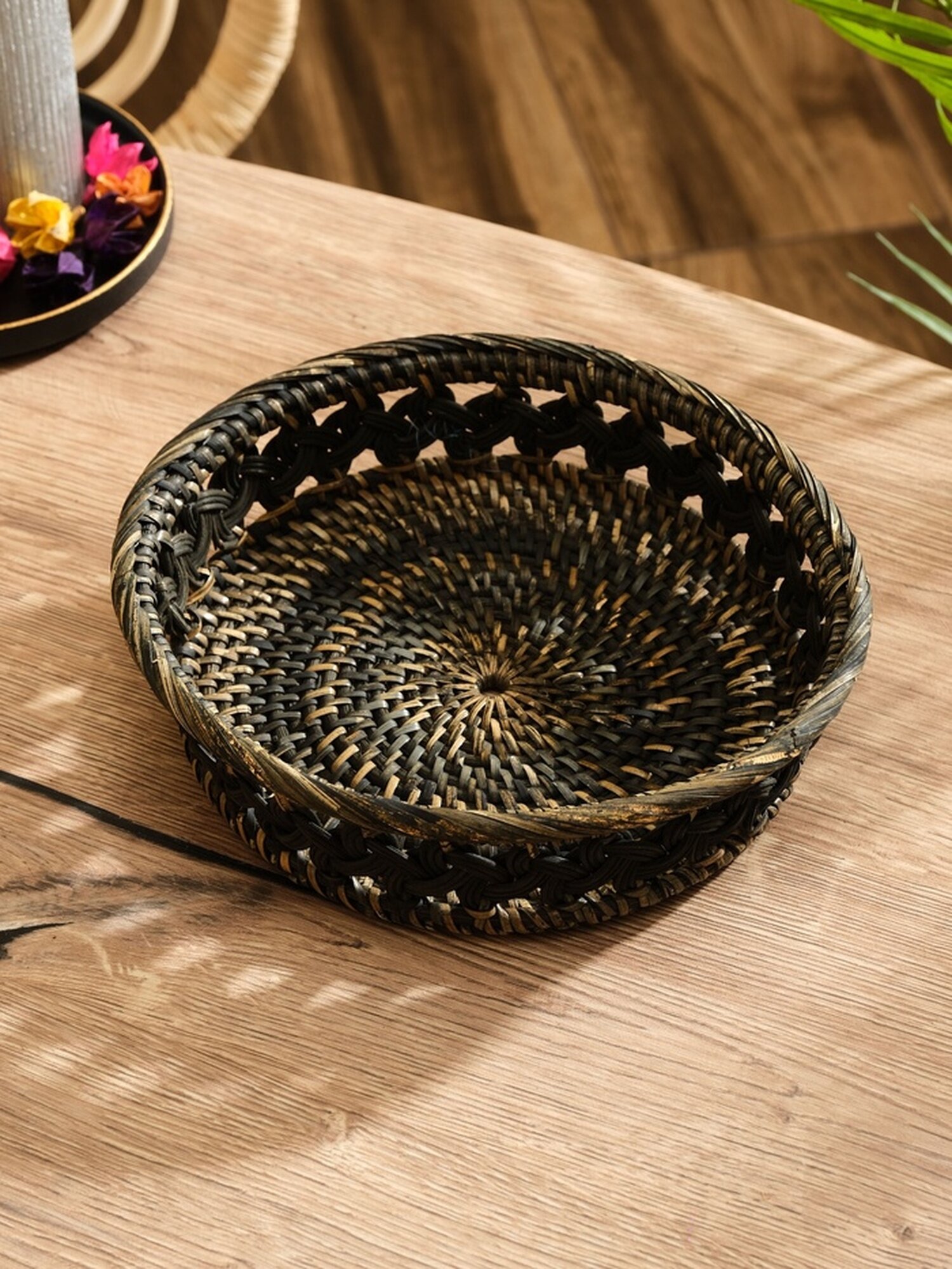 Корзинка Сима-ленд ротанг круглая бежево-черная 22x22x6 см