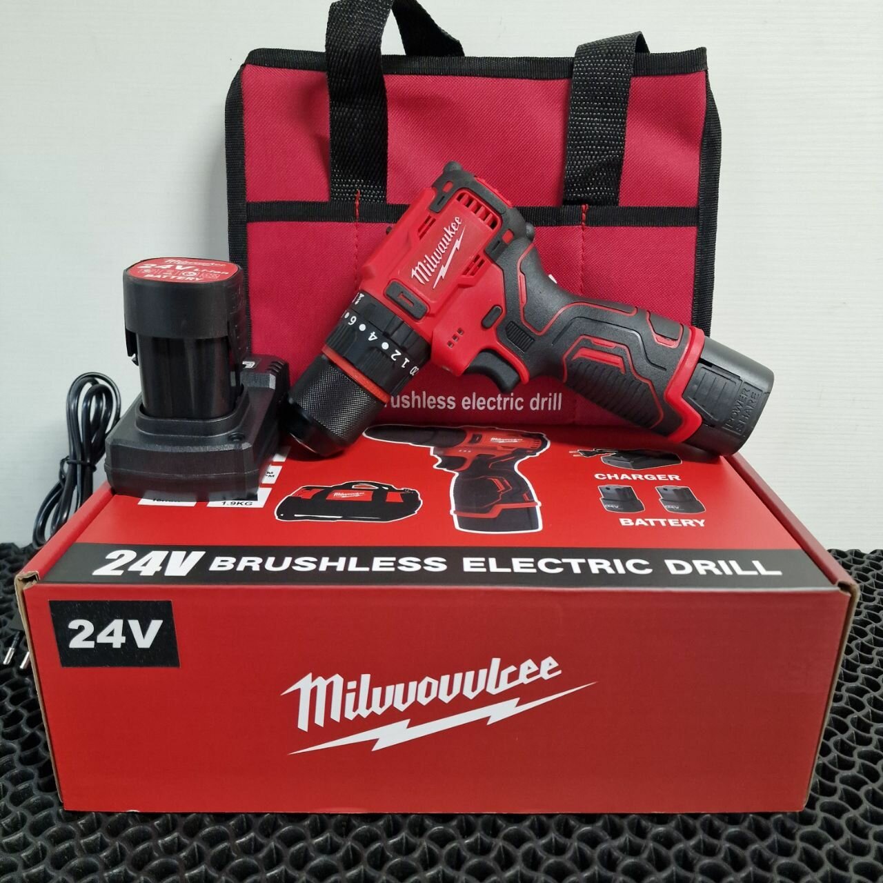 фото Аккумуляторный бесщеточный шуруповерт Milwaukee 24В 1.5А