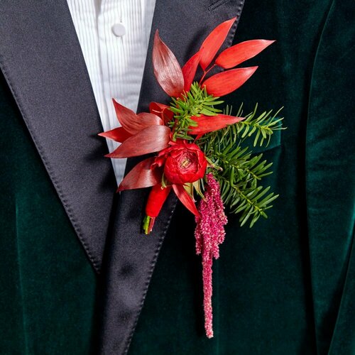 Бутоньерка No.6435 Амарантус, Ранункулюс, Эвкалипт